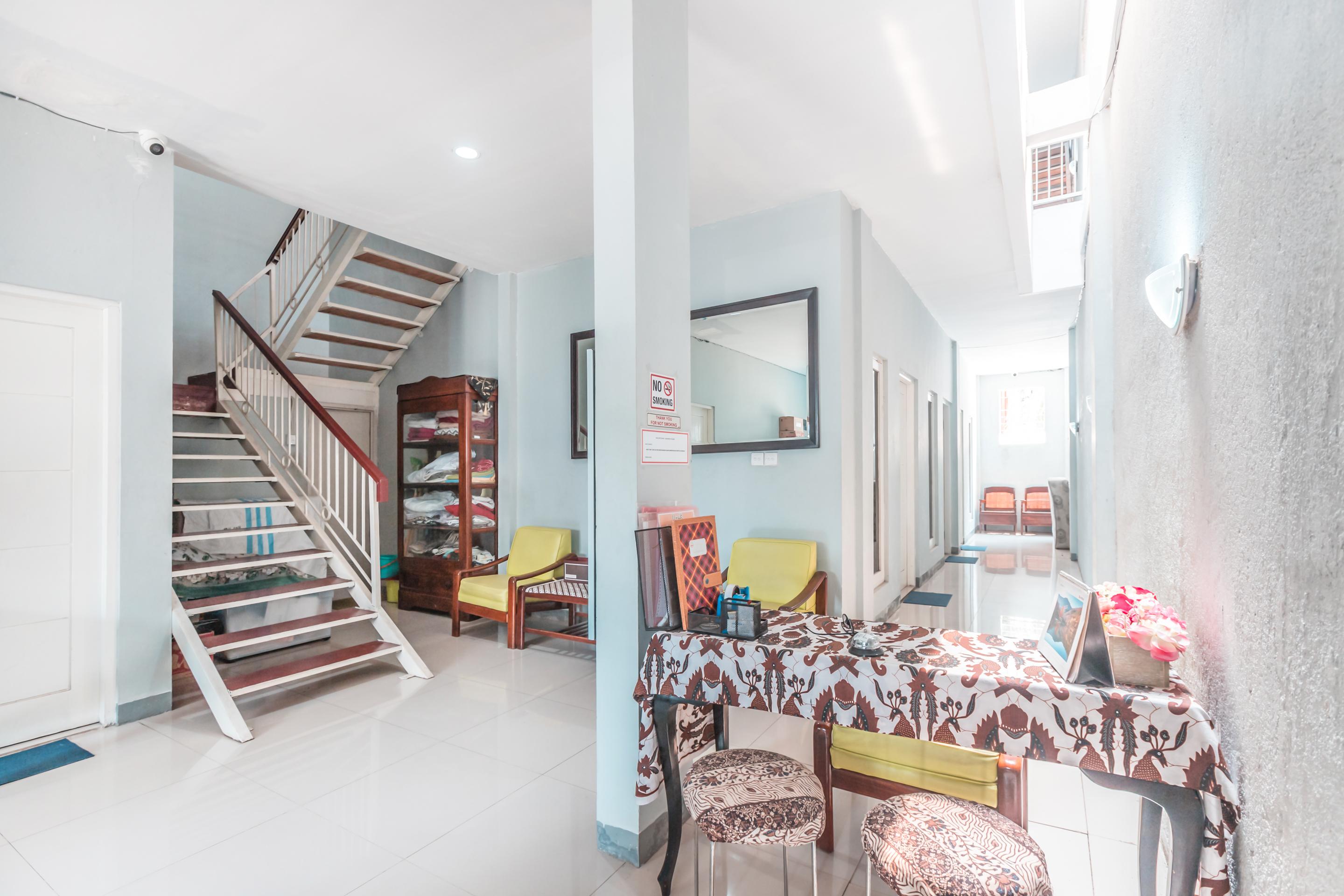 Oyo 1555 Unik Guesthouse Syariah Giacarta Esterno foto