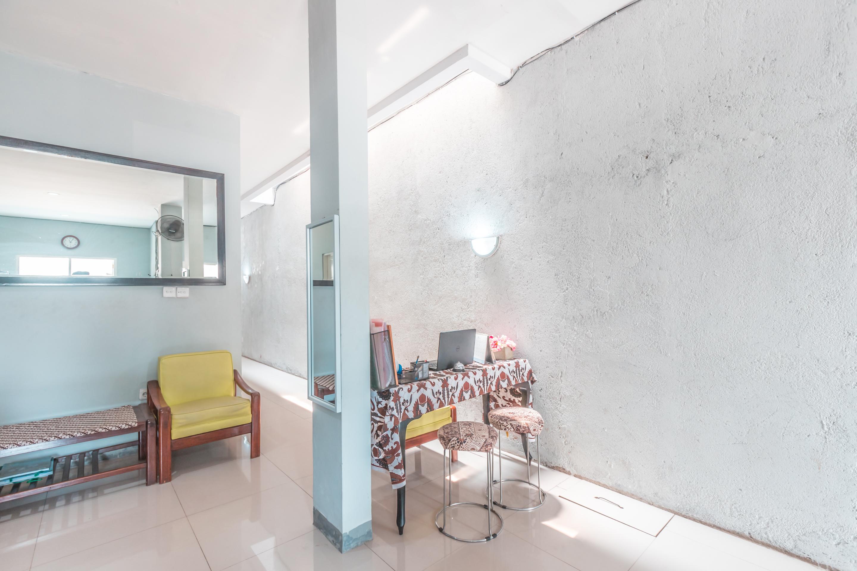 Oyo 1555 Unik Guesthouse Syariah Giacarta Esterno foto