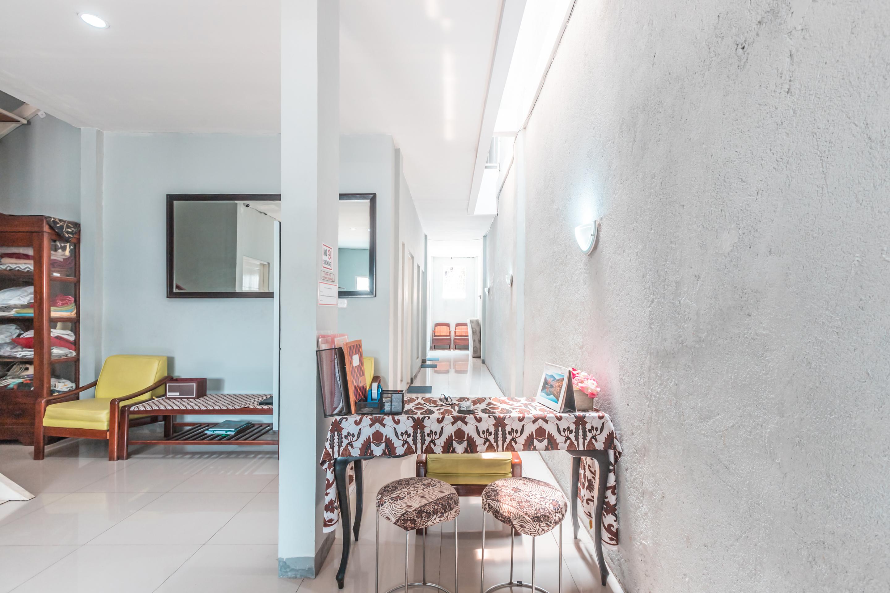 Oyo 1555 Unik Guesthouse Syariah Giacarta Esterno foto