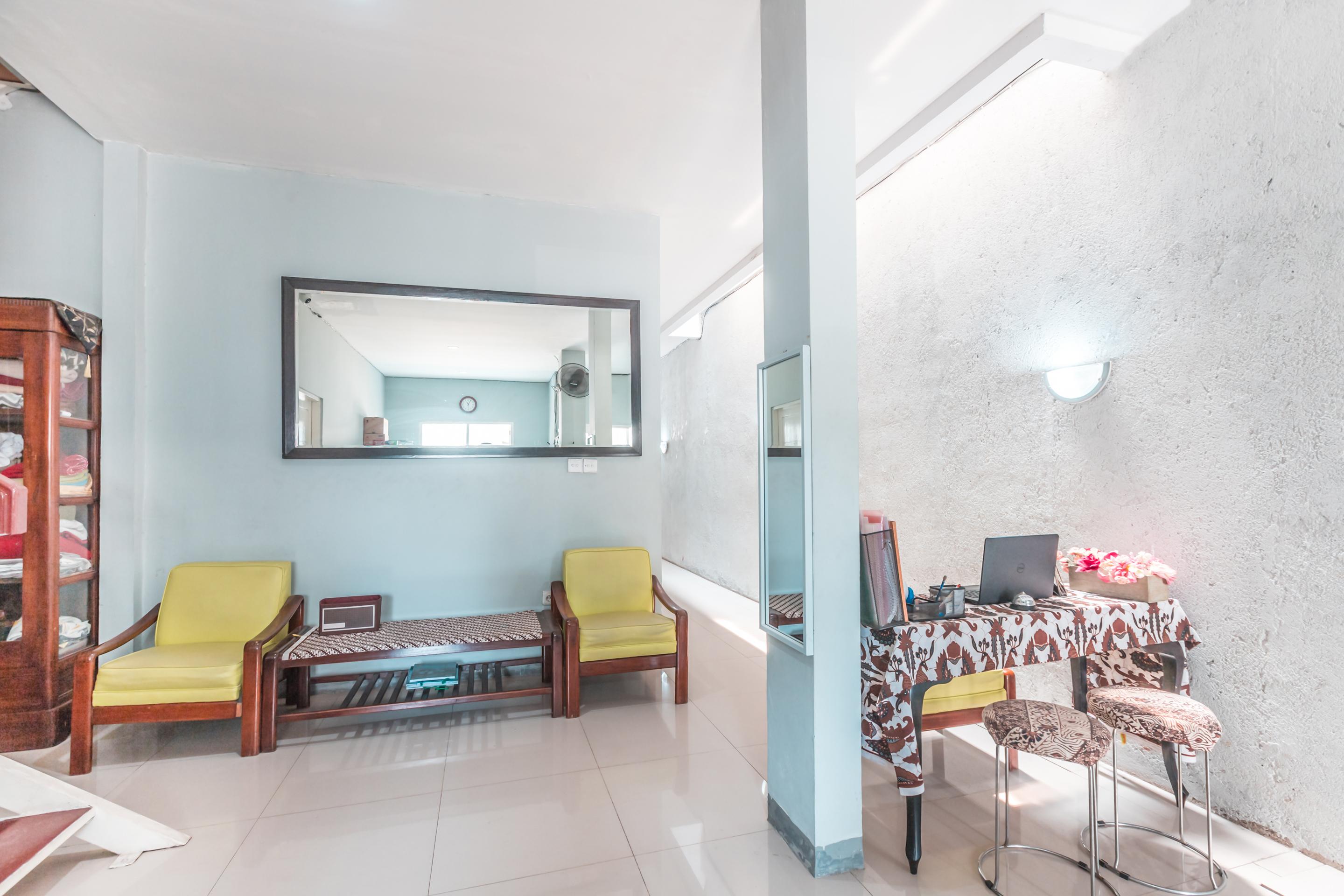 Oyo 1555 Unik Guesthouse Syariah Giacarta Esterno foto