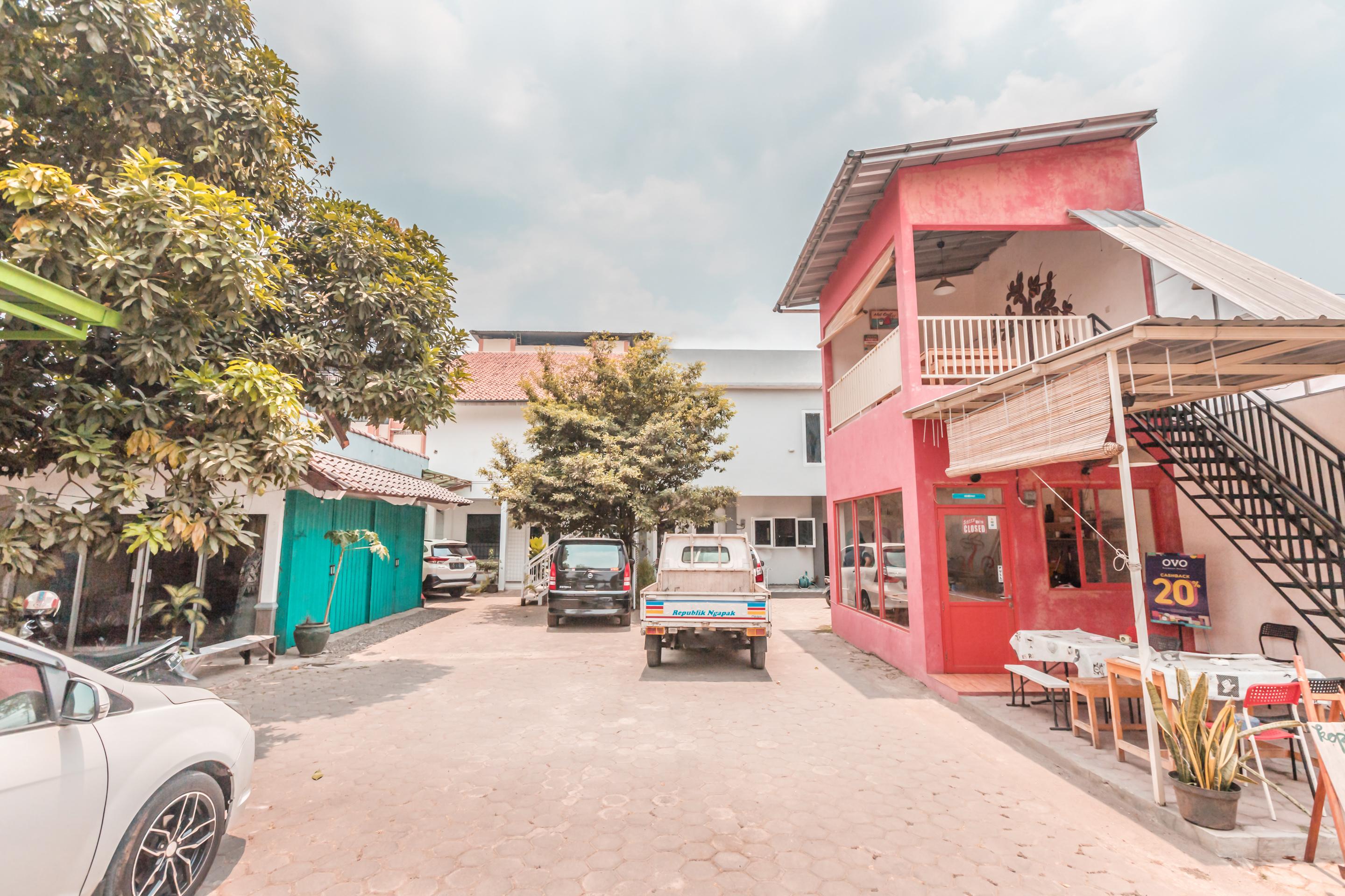 Oyo 1555 Unik Guesthouse Syariah Giacarta Esterno foto