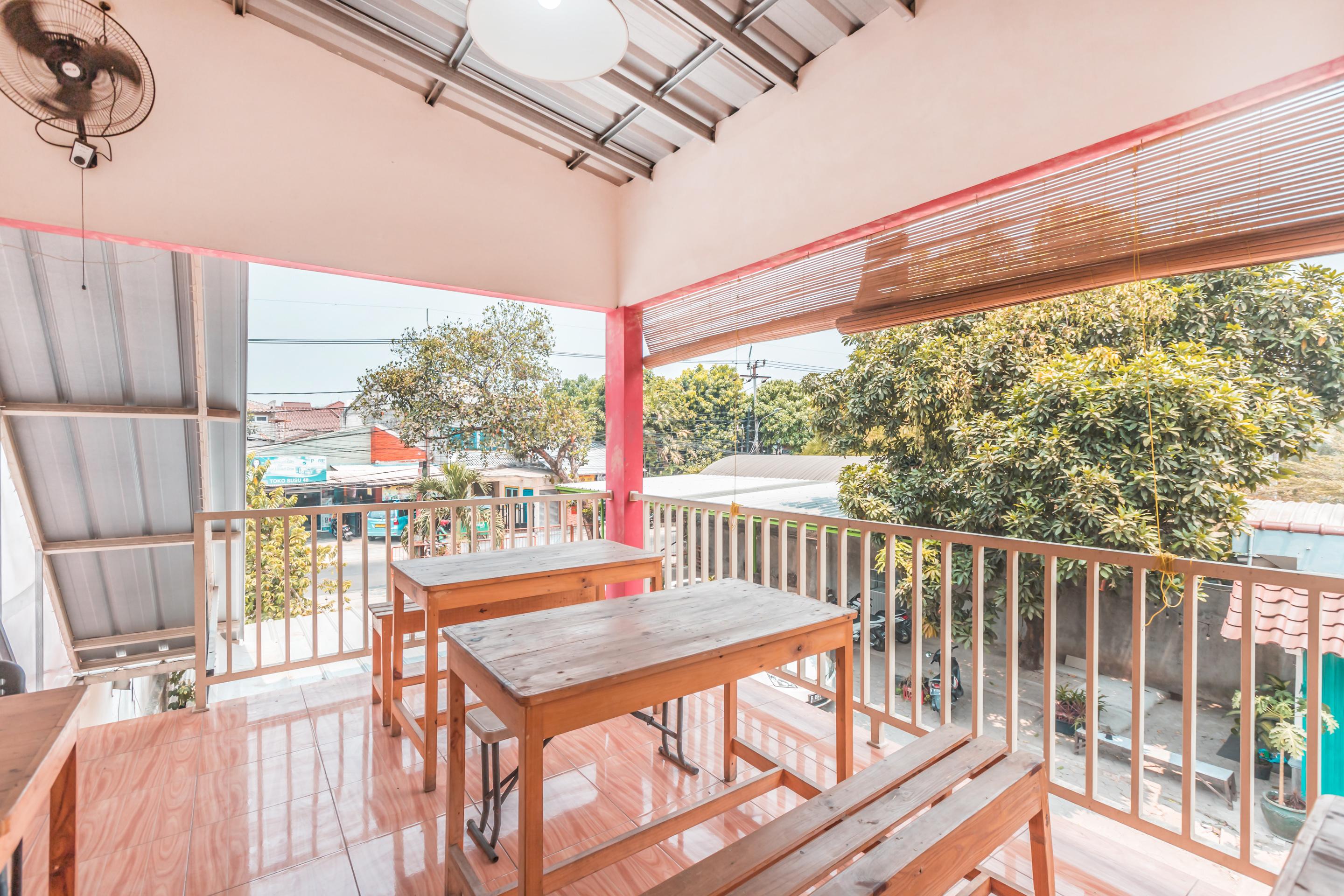 Oyo 1555 Unik Guesthouse Syariah Giacarta Esterno foto