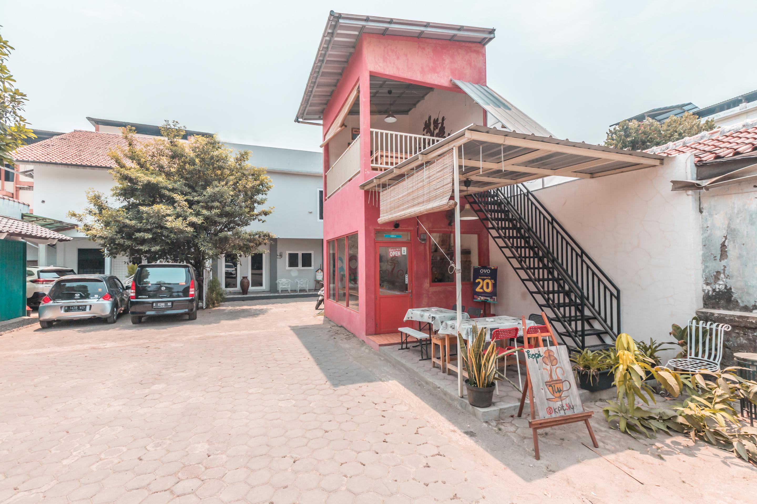 Oyo 1555 Unik Guesthouse Syariah Giacarta Esterno foto